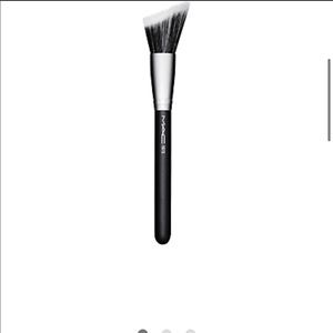 Mac synthetic fibre foundation brush 161S
